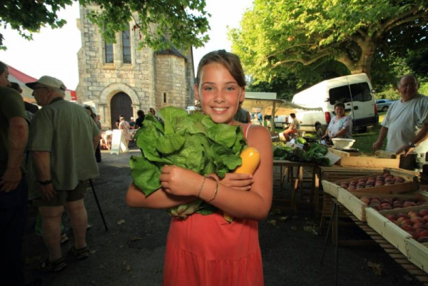 Petite fille au marché de Pays d'Ayen l'été