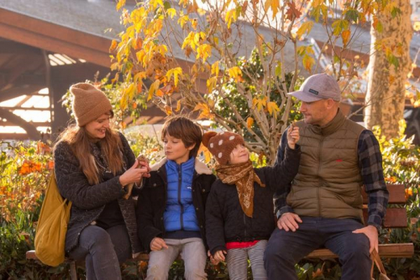 A family sitting in front of the Brassens hall during the winter holidays