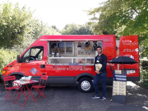 Le camion rouge de Brive Tourisme pour l'accueil de la saison estivale