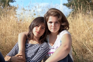 Photo des 2 adolescentes qui jouent dans le documentaire Adolescentes