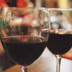 Deux verres de vin rouge