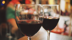 Deux verres de vin rouge