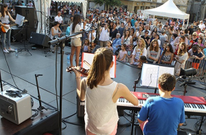 Un concert donné par des enfants pendant la Fête de la musique