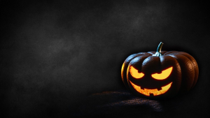 Lanterne d'Halloween en forme de citrouille dans le noir