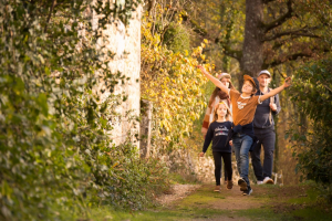 Een gezin loopt over een pad in het bos