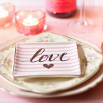 Table avec décoration romantique évoquant la Saint-Valentin