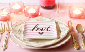 Table avec décoration romantique évoquant la Saint-Valentin