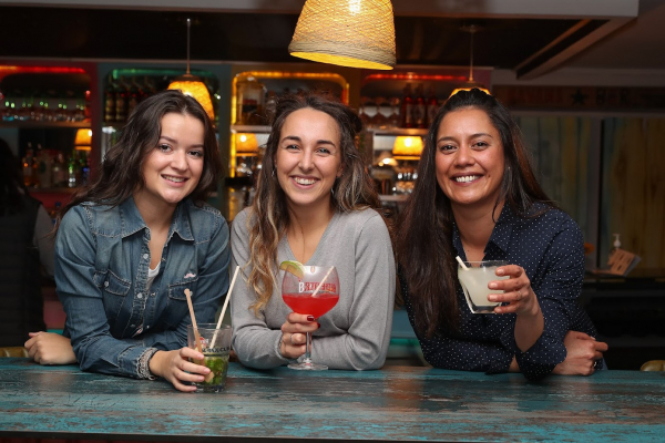 ©CJA Fotographia trois jeunes femmes qui boivent l'apéritif dans un bar