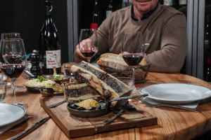 Table de restaurant avec plts régionaux