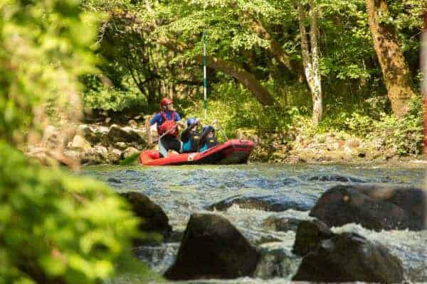 trois personnes font du raft sur la Vézère