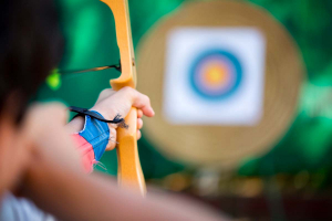 Gros plan sur l'arc d'un archer prêt à tirer une flèche