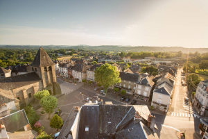 Vue en hauteur de la place du Village d'Allassac et la Tour César