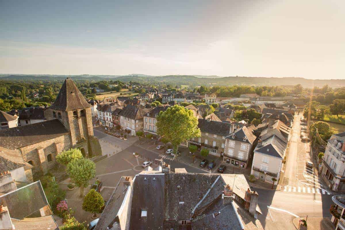 Uitzicht op het dorpsplein in Allassac en de Tour César