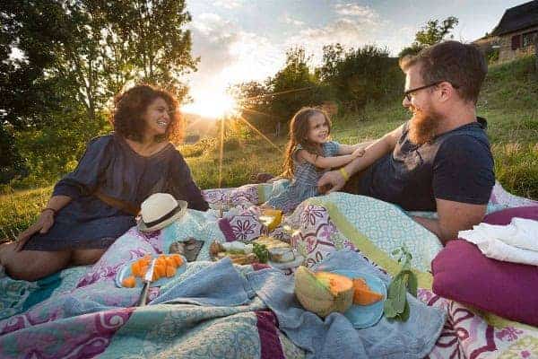 Een st familie picknickt bij het Lac du Causse