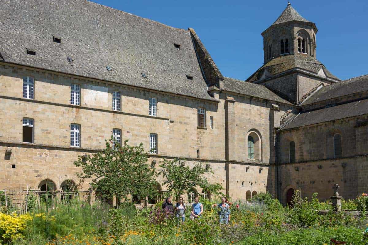 Zicht op de abdijkerk en de rest van de abdij van Aubazine vanuit de kloostertuin
