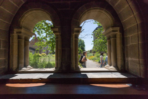 vue sur le jardin du cloître de l'abbaye d'Aubazine à travers des arcades en pierres