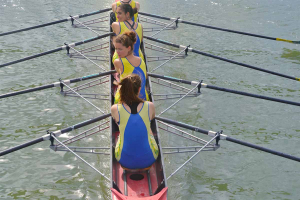 Des jeunes femmes sont en train de ramener en aviron sur le lac du Causse