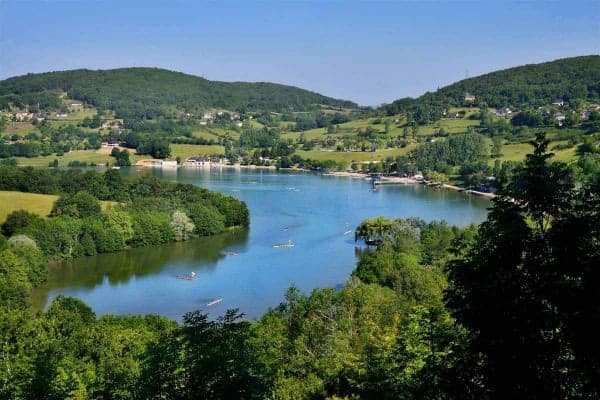 Vue générale sur le lac du Causse