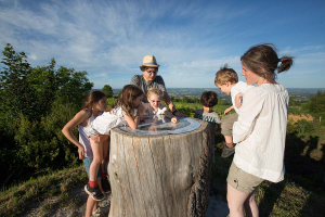 Une famille est rassemblée autour de la table d'orientation d'Ayen