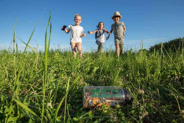 Kinderen rennen naar een Terrà aventura cache
