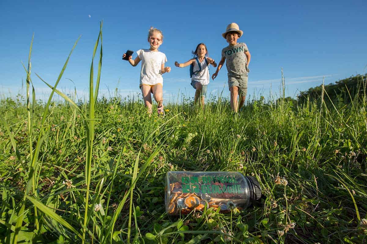 Des enfants courent vers une cache Terrà aventura