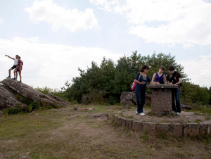 Vue sur un groupe de personne observant la table d'orientation d'ayen