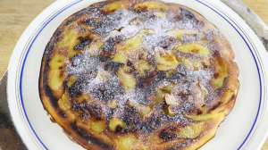 Assiette de Boulegou qui est une sorte de crêpe épaisse à la pomme cuite à la poêle