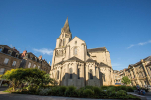Vue sur l'arrière de la collégiale Saint-Martin de Brive