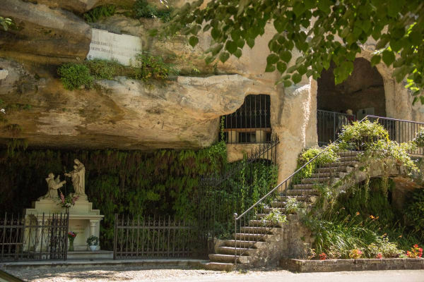 grottes en gros plan avec les escaliers et la vierge marie