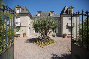 Vue sur la façade extérieure de la maison qui accueille le musée Edmond Michelet