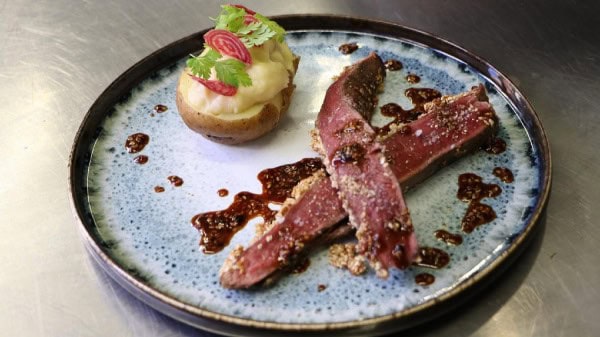 Presentation of the dish prepared by the restaurant Le Montauban: duck breast with sesame caramel