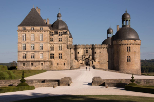 Vue large sur le château de Hautefort et une partie de ses jardins