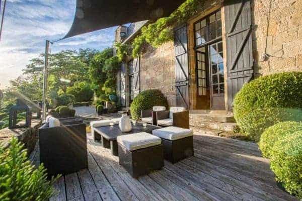 Zicht op het zonnige terras van een gastenkamer