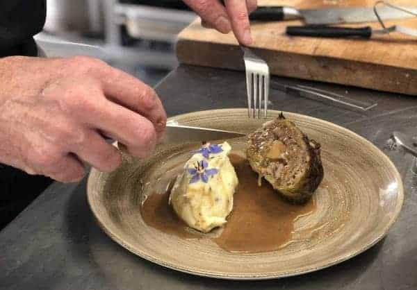 Cutting cabbage stuffed with foie gras and black ass