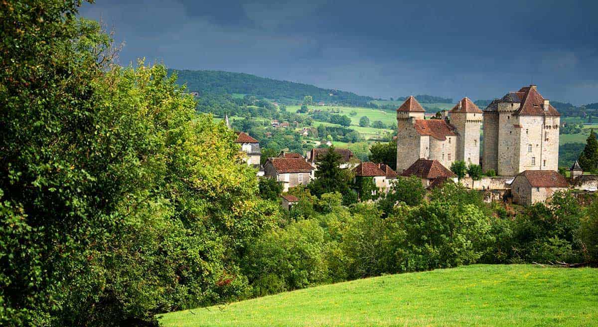 Uitzicht op het dorp Curemonte en de kastelen