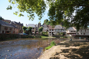 Vue sur le village de Ségur avec la rivière Auvézère qui coule devant