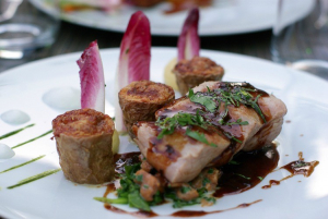 Assiette avec carré de veaucuisiné par le restaurant En Cuisine, Brive.