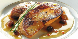 Assiette de foie gras poêlé au vin blanc