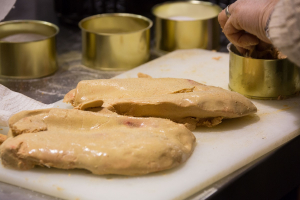 Foie gras déveiné avant mise en boite