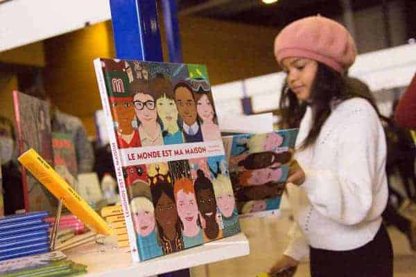 Una niña hojea un libro en primer plano