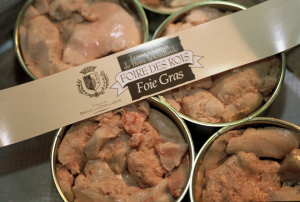 gros plein sur une conserve de foie gras en préparation
