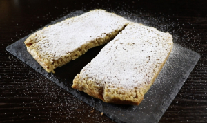 Fondant aux noix saupoudré de sucre glace