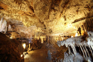 Vue sur une salle souterraine du gouffre de La Fage