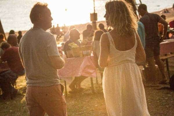 Gezicht op een man en een vrouw die een praatje maken tijdens een guinguette-avond aan het Lac du Causse