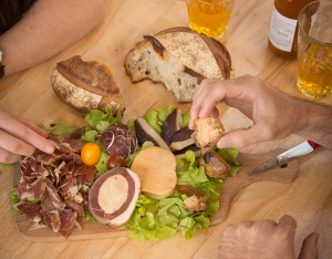 Vue sur un plateau de charcuterie dégusté à la halle gaillarde