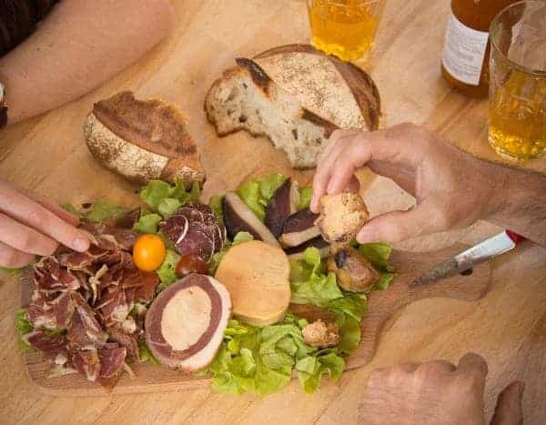 Vue sur un plateau de charcuterie dégusté à la halle gaillarde