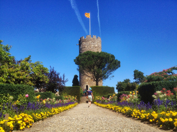 Uitzicht op de toren van het kasteel van Turenne vanuit de tuinen