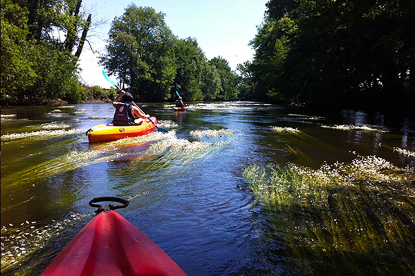 Vue sur la Vézère à bord d'un kayak