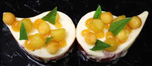 Dessert à base de pêche en forme de moustache