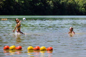 Enfants qui jouent au ballon dans le lac du Causse